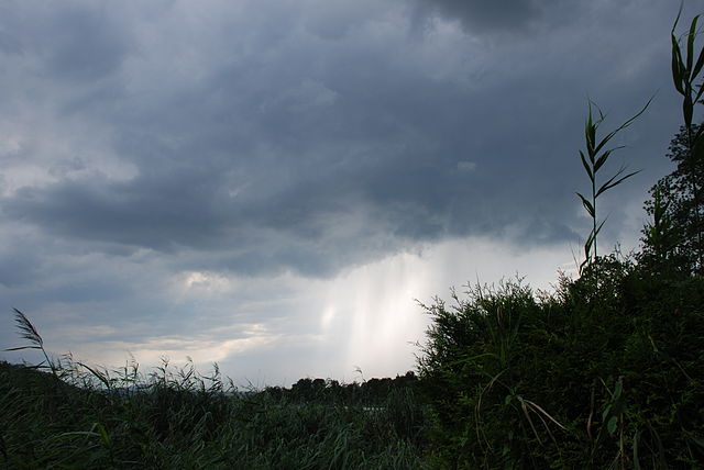 Leichtes Grollen im Osten–dramatisches Unwetter im Westen